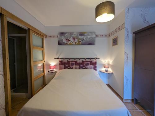 a bedroom with a large bed and two lamps at Suite familiale paisible avec activités en plein air et confort moderne - FR-1-591-447 in Vijon
