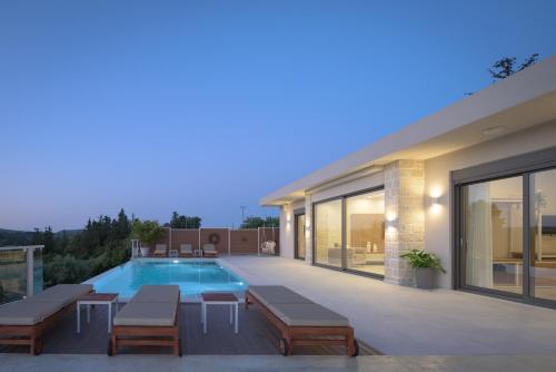 Piscina en o cerca de Reflection Villa, Heated Pool & Absolute Seclusion, By ThinkVilla