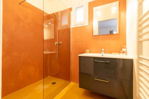 ル・カステレにあるB&B La Maison Du Castelletのバスルーム(シャワー、シンク、鏡付)
