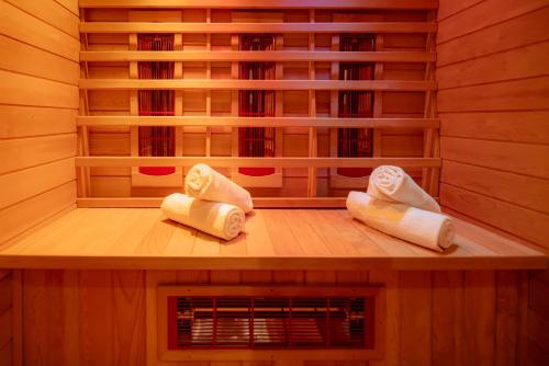eine Sauna mit zwei Handtüchern auf einem Tisch in der Unterkunft EH Apartments Uranus in Flims