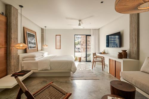 Postel nebo postele na pokoji v ubytování The Tryst Puerto Vallarta LGBT Hotel