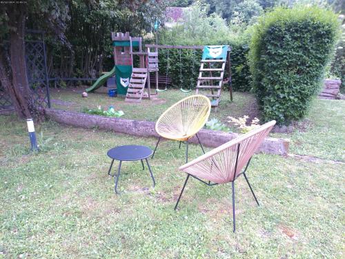 a group of chairs and a table in a yard at A 2 pas d AZAY in Neuil