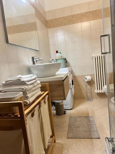 baño con lavabo y encimera con toallas en 85 mjka house free parking, en Albese Con Cassano