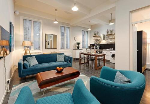 un salon avec deux canapés bleus et une table dans l'établissement #18 Rossetti Suite 2 Bedrooms , Central Old Nice/AC, à Nice