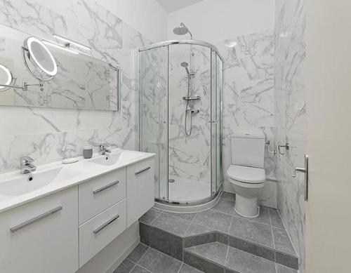 une salle de bain avec une douche, des toilettes et un lavabo dans l'établissement #18 Rossetti Suite 2 Bedrooms , Central Old Nice/AC, à Nice