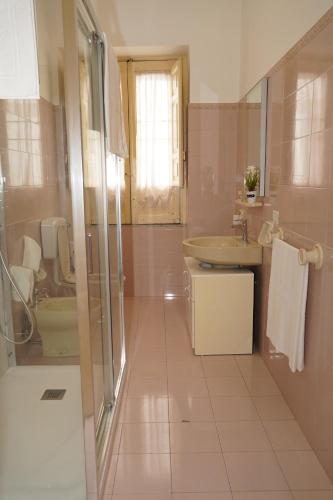 Bilik mandi di Apartment with terrace in the city centre of Zafferana Etnea