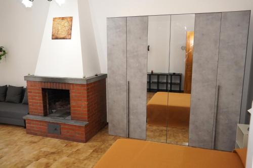Ruang duduk di Apartment with terrace in the city centre of Zafferana Etnea