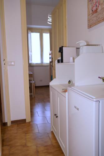 Dapur atau dapur kecil di Apartment with terrace in the city centre of Zafferana Etnea