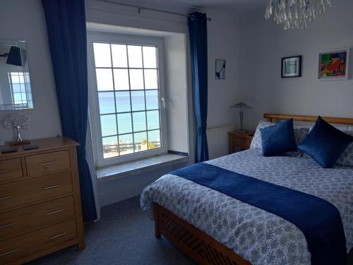 un dormitorio con una cama y una ventana en The Rookery, en St Ives