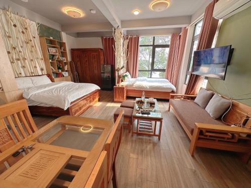 - un salon avec un canapé et une table dans l'établissement Kang's Home Vũ Miên, à Hanoï
