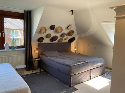 ein Schlafzimmer mit einem Bett mit einem Haufen Schalen an der Wand in der Unterkunft Gästehaus Bargteheide in Bargteheide