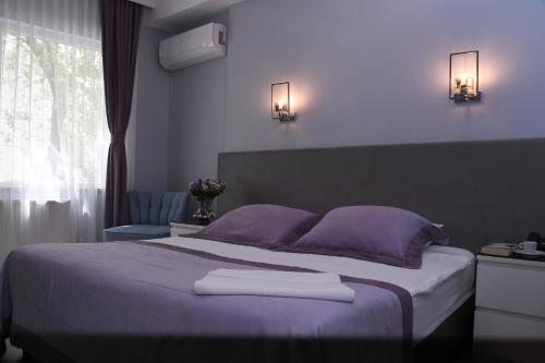 Ένα ή περισσότερα κρεβάτια σε δωμάτιο στο A Hotels & Suite