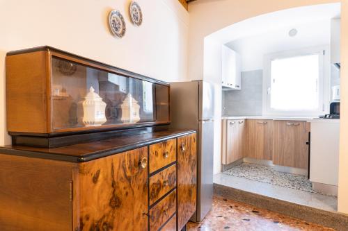 a kitchen with a fish tank on a wooden cabinet at Le Matane in Vittorio Veneto