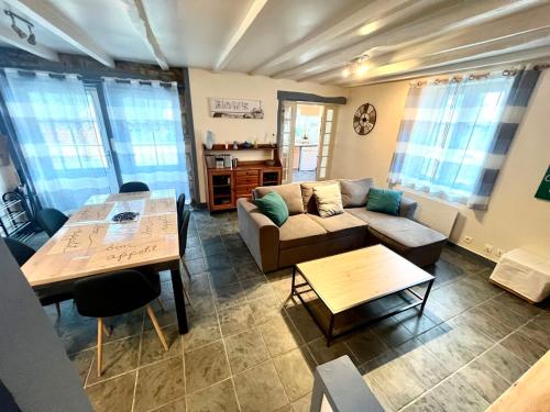 un salon avec un canapé et une table dans l'établissement PENTY DU BELOU, cozy, en pleine campagne, 1 à 6 personnes, à Mellac
