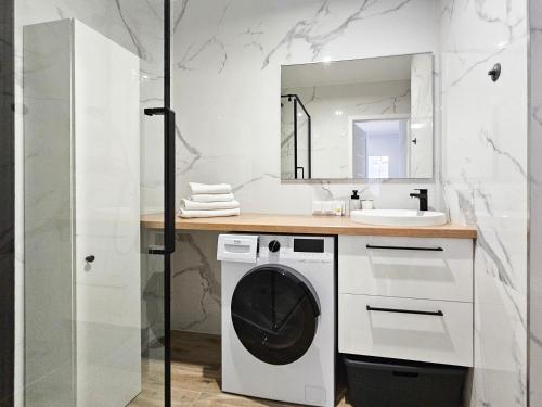 W łazience znajduje się pralka i umywalka. w obiekcie visit baltic - Green Apartment - Chrobrego 02 w Świnoujściu