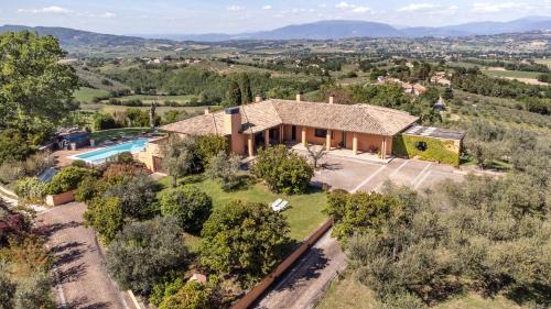 vista aerea su una villa con piscina di Villa Chiara Relax a Giano dellʼUmbria