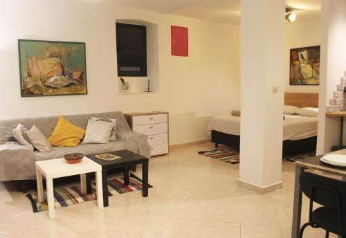 Street Garden Apartment