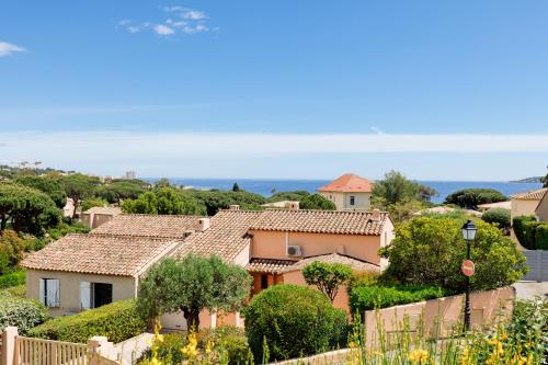 une maison dans un village avec une clôture dans l'établissement Bleu Horizon YourHostHelper, à Sainte-Maxime