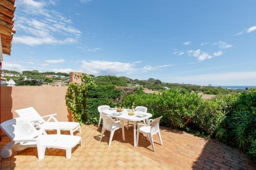 d'une terrasse en briques avec une table et des chaises. dans l'établissement Bleu Horizon YourHostHelper, à Sainte-Maxime