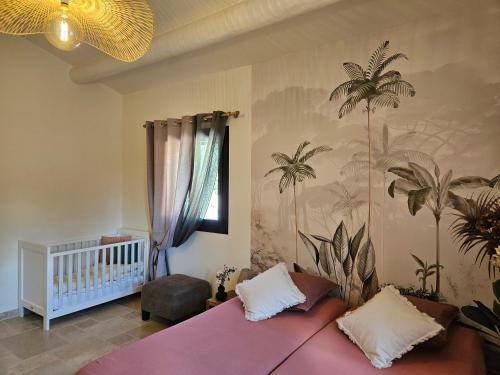 - une chambre avec un lit et un lit bébé dans l'établissement Beaumes-de-Venise - Magnifique villa au calme avec piscine ! Le rêve de Montmirail, à Beaumes-de-Venise