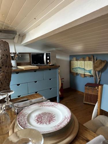 une cuisine avec une table avec une assiette dessus dans l'établissement Haut de villa, terrasse, barbecue, vélos, à La Garde