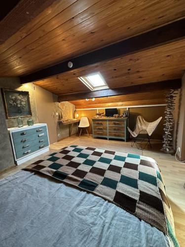 - une chambre avec un lit à damiers dans l'établissement Haut de villa, terrasse, barbecue, vélos, à La Garde