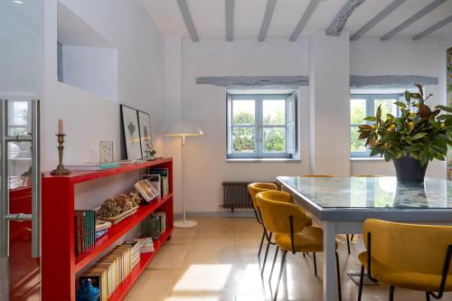 加里薩諾的住宿－Casona Las Cinco Calderas，一间设有红色桌子和黄色椅子的用餐室