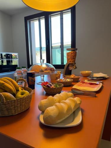 Herrera del DuqueReserva Benazaire的一张桌子,上面有面包和食物篮子