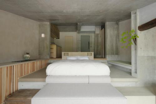 Schlafzimmer mit einem großen weißen Bett in der Unterkunft Kamohan in Kyoto