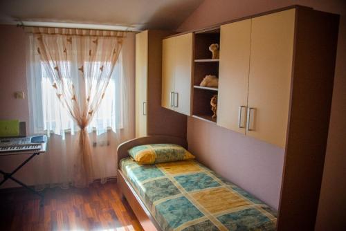 - une petite chambre avec un lit et une fenêtre dans l'établissement Hotel Holy, à Međugorje