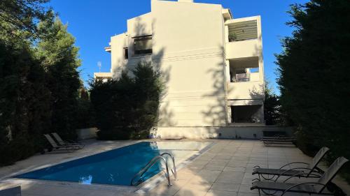 um edifício com piscina em frente a um edifício em Dionisos luxury apartment em Atenas