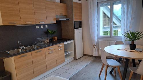 une cuisine avec une table et un évier ainsi qu'une salle à manger dans l'établissement 