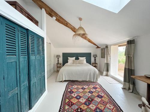 - une chambre avec des portes bleues et un lit dans l'établissement Domaine L'Ermitage 5 * au coeur des terres basquo-landaises, à Hastingues