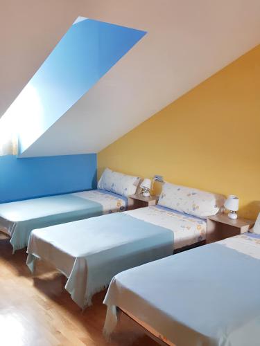 Cette chambre mansardée comprend 4 lits. dans l'établissement 3 bedrooms apartement with furnished terrace and wifi at Astorga, à Astorga