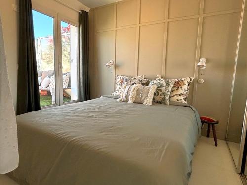 une chambre avec un lit avec des oreillers et une fenêtre dans l'établissement L'appartement Dagorno, à Paris