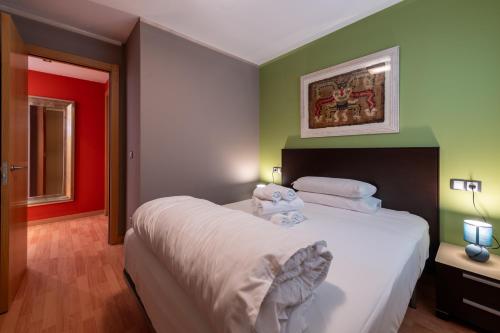 - une chambre avec un grand lit et des serviettes dans l'établissement Apartamento moderno bh aspen atico con vistas, au Tarter