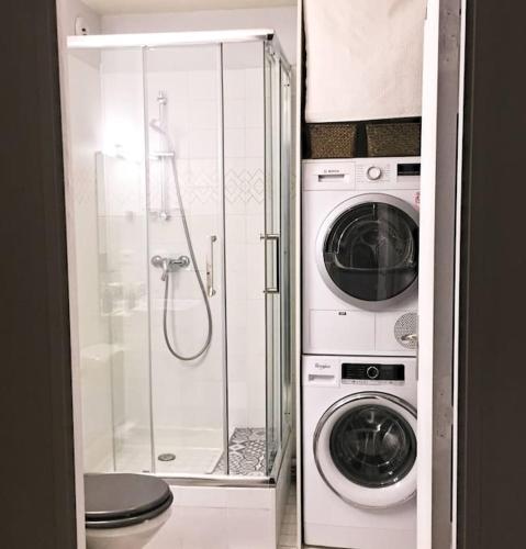 une salle de bain avec douche et machine à laver dans l'établissement Studio centre-ville accès direct Paris, à Saint-Cloud