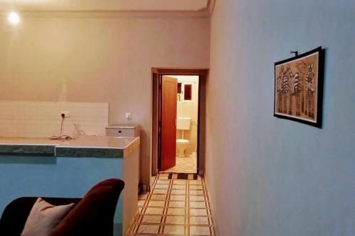 uma cozinha com um lavatório e um balcão num quarto em shiks appartment em Malindi