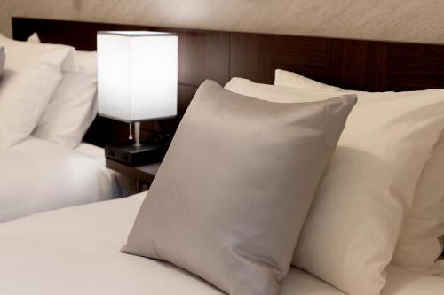 Ένα ή περισσότερα κρεβάτια σε δωμάτιο στο Bijou Suites Cocoa