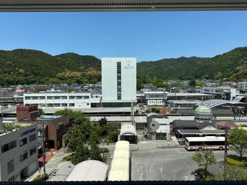 - une vue sur une ville avec un grand bâtiment dans l'établissement Kyoto Yamashina Hotel Sanraku, à Kyoto