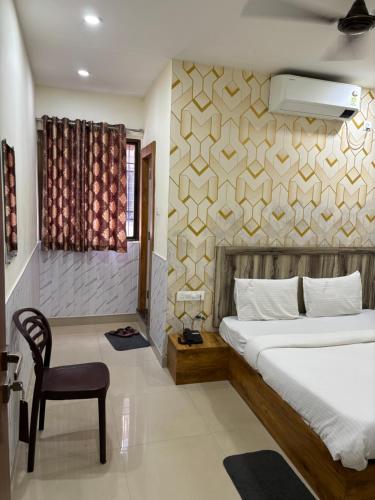 Säng eller sängar i ett rum på Hotel ARRAJ, Raipur
