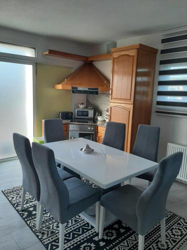un tavolo da pranzo e sedie in una cucina di City villa Bihac a Bihać