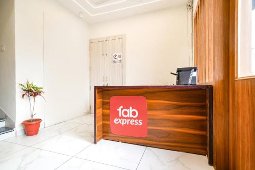 Lobby o reception area sa FabExpress Shree Nakoda Paradise