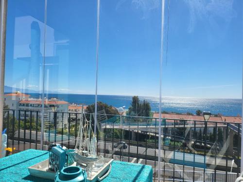uma vista para o oceano a partir da varanda de um edifício em Manilva Playa em Manilva
