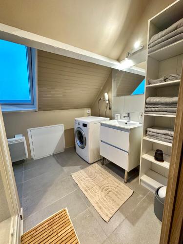 - une buanderie avec un lave-linge et un évier dans l'établissement Anémone, à Audresselles