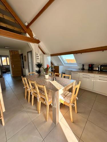 une salle à manger avec une table et des chaises dans l'établissement Anémone, à Audresselles