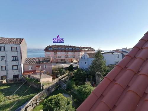 einen Blick auf die Stadt vom Dach eines Gebäudes in der Unterkunft O Faro, a 150 mtrs de playa Corna in San Pedro