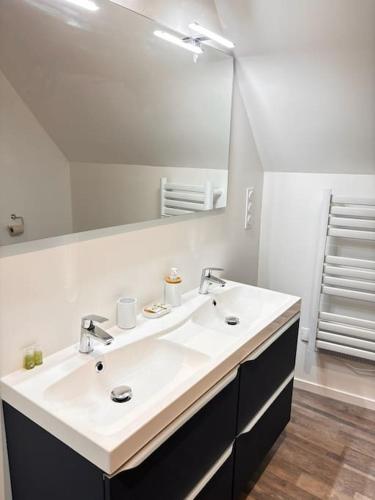 Photo de la galerie de l'établissement L'hirondelle - Jacuzzi® privatif, à Goussancourt