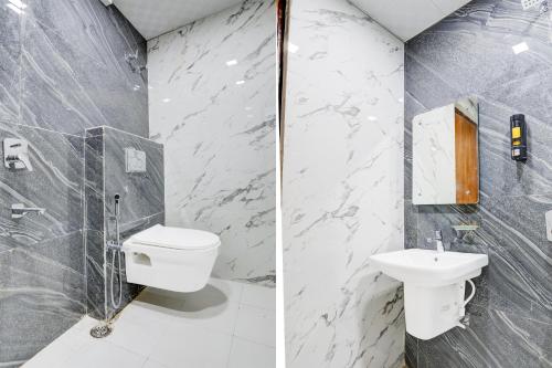 twee foto's van een badkamer met toilet en wastafel bij Hotel Garden View in Prayagraj
