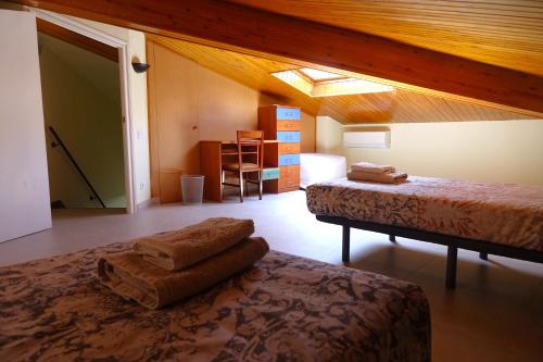um quarto com duas camas num quarto em apartament dúplex "Alsina" em Tremp